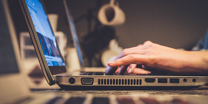 Writing on pc. Foto: John Schnobrich, Unsplash