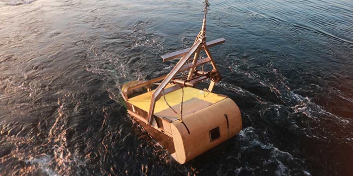 Deployment of the MESSOR towed vehicle, which combines broadband acoustical, optical and environmental sensors. Photo: IMR.
